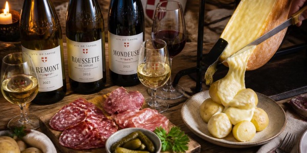 Quel vin avec la raclette ? Le guide des accords par un producteur savoyard